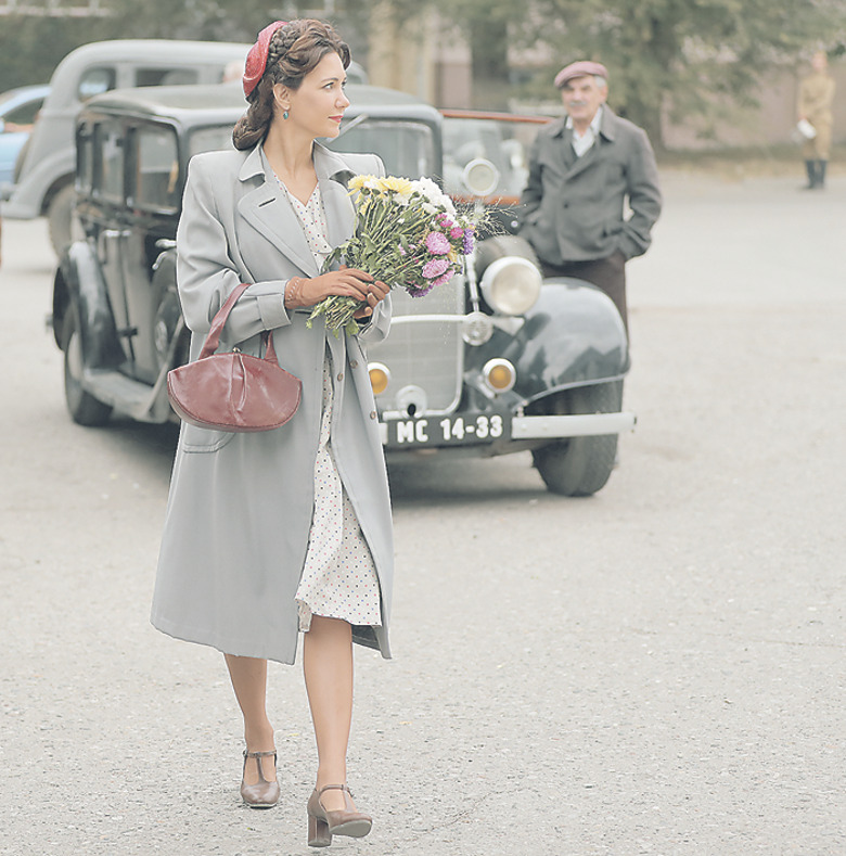 Екатерина Климова говорит, что очень любит носить в кадре военную форму. Но в третьей части сериала у ее героини появляется много элегантной гражданской одежды