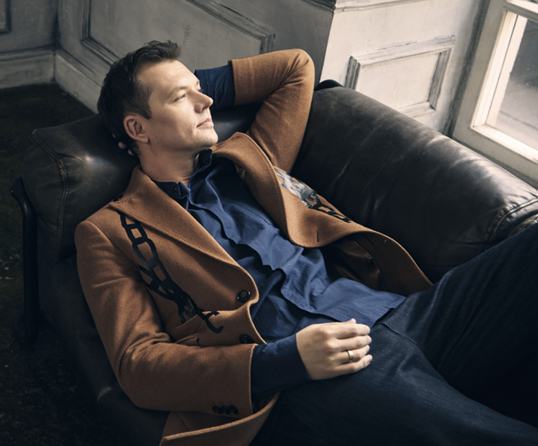 Алексей Фатеев. Стиль: Дора КАЗАЧЕК Макияж и прически: Ольга БИЛЬ Рубашка и брюки, все – Brier.Wear; пальто, 21dot12