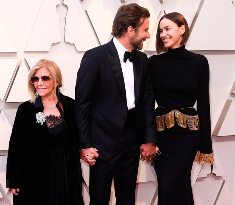 Ирина Шейк и Брэдли Купер с мамой