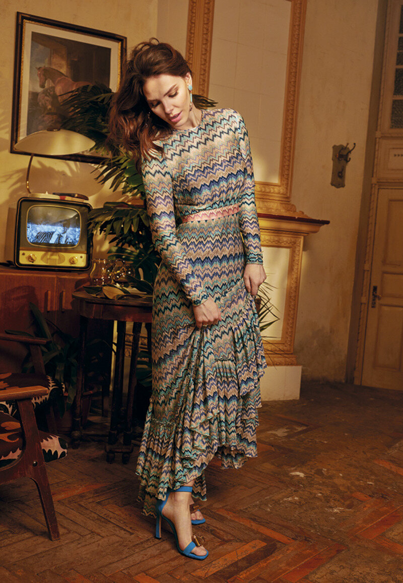 Платье, maya; босоножки, stuart weitzman; серьги и кольцо, все – TOUS