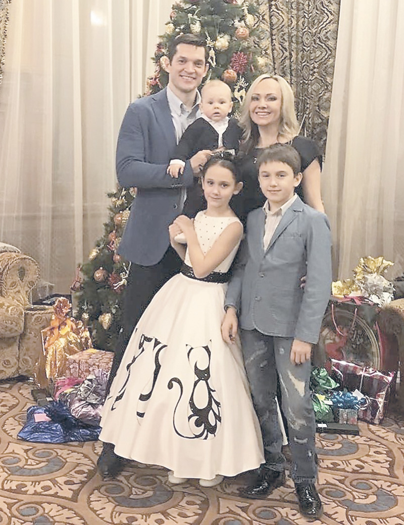 Владислав, старший сын Марии и Вадима, берет пример с отца и упорно занимается хоккеем. Дочка Александра делает успехи в большом теннисе. Младшему сыну Гордею всего два года, но он уже радует родителей своим трудолюбивым характером