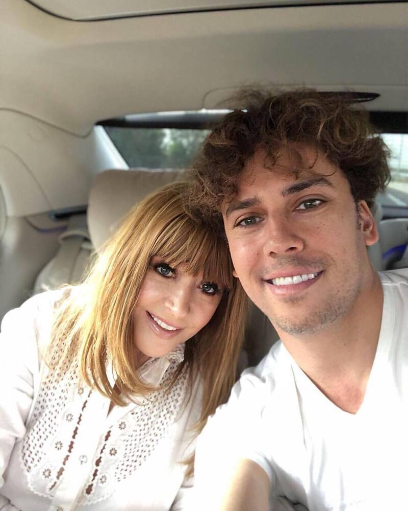 "Первомаем! Обнимаем!"