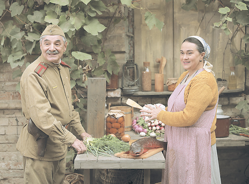 Герой Александра-Панкратова-Черного в новом сезоне отлично совмещает службу и ухаживания за женщинами