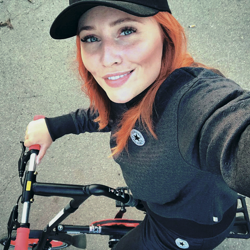 Когда позволяет погода, певица катается на велосипеде, а еще «дружит» с беговой дорожкой и знает, что такое занятие с инструктором