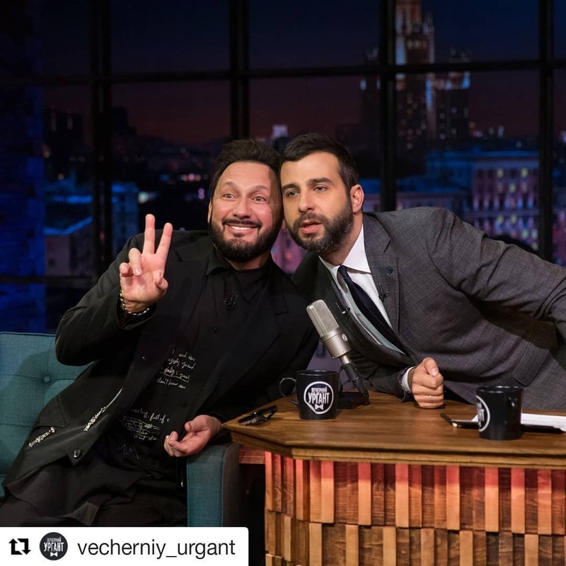 Улыбка Стаса выглядит странной