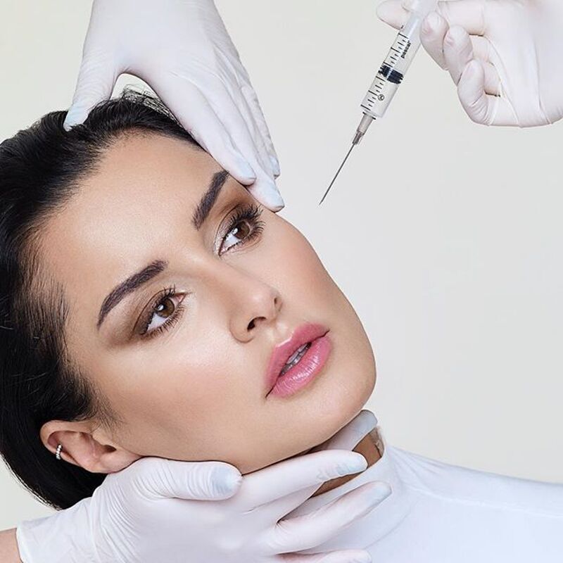 Ведущая часто использует уколы красоты