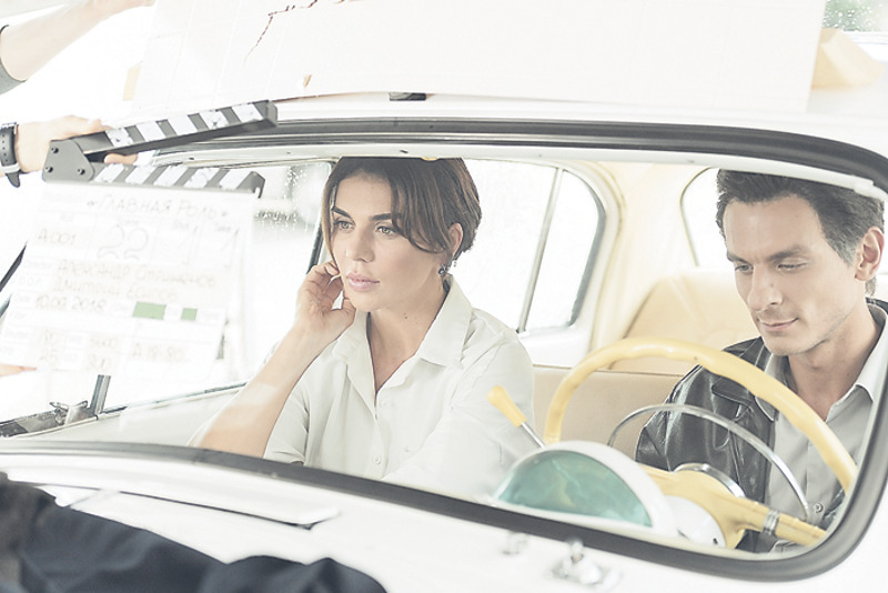 Анна признается, что главным занятием для нее остается музыка, тем не менее певица недавно приняла участие в телепроекте «Главная роль». И многие отметили, что в образах кинодив советского кино (на фото воссозданная сцена из фильма «Три тополя на Плющихе»