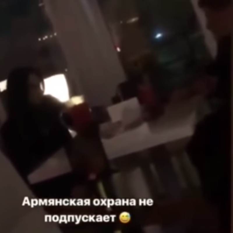 Аршавина засняли с двумя девушками