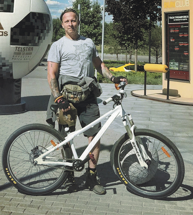 Иван старается вести активный образ жизни, но при этом уверен, что все время держать себя в форме совсем не обязательно