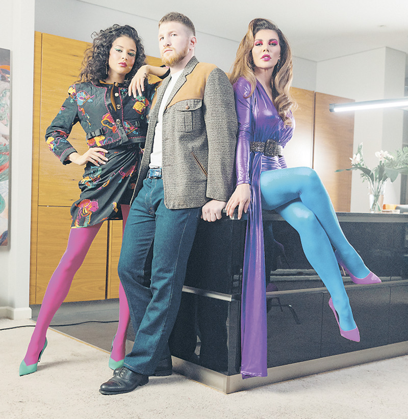 Анна — яркая артистка. Ее песни полны страсти, а видео к ним не назовут скучными даже те, кому такая стилистика совсем не нравится