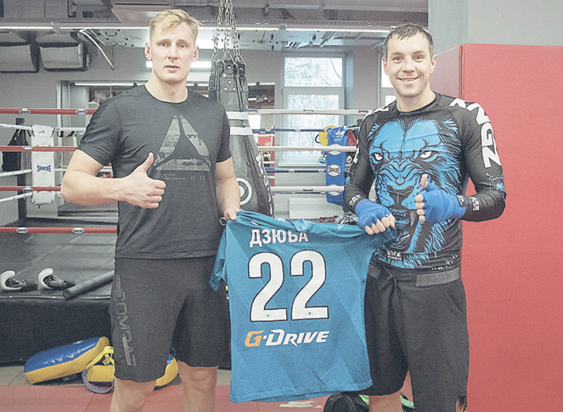 Помимо футбола Артем увлечен боями без правил. На фото во время тренировки с бойцом ММА Александром Волковым