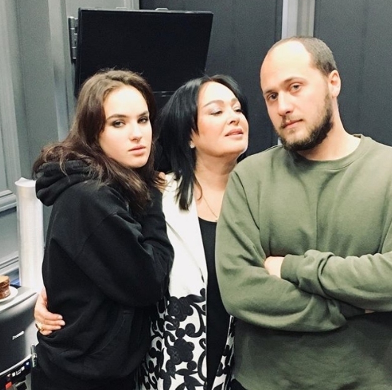 Лариса Гузеева с детьми