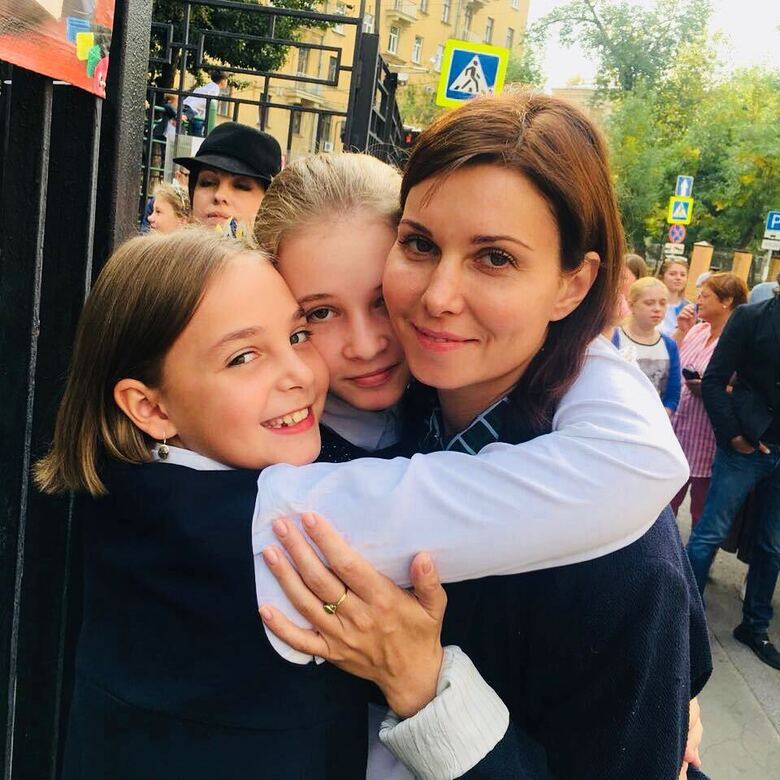 Александра с дочками Анной и Анастасией