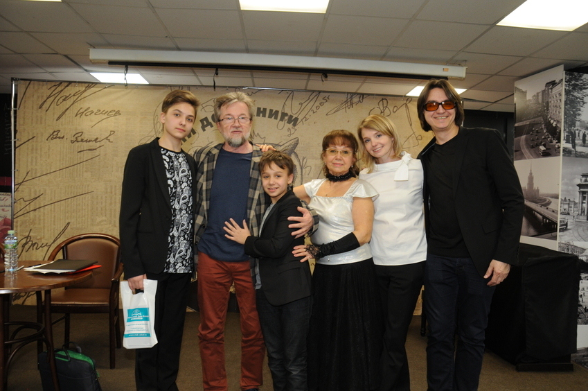 Сергей Филин пришел со своей большой семьей. На фото (слева направо): сын Александр, тесть Александр Прорвич, сын Сергей, теща Любовь Прорвич, супруга Мария
