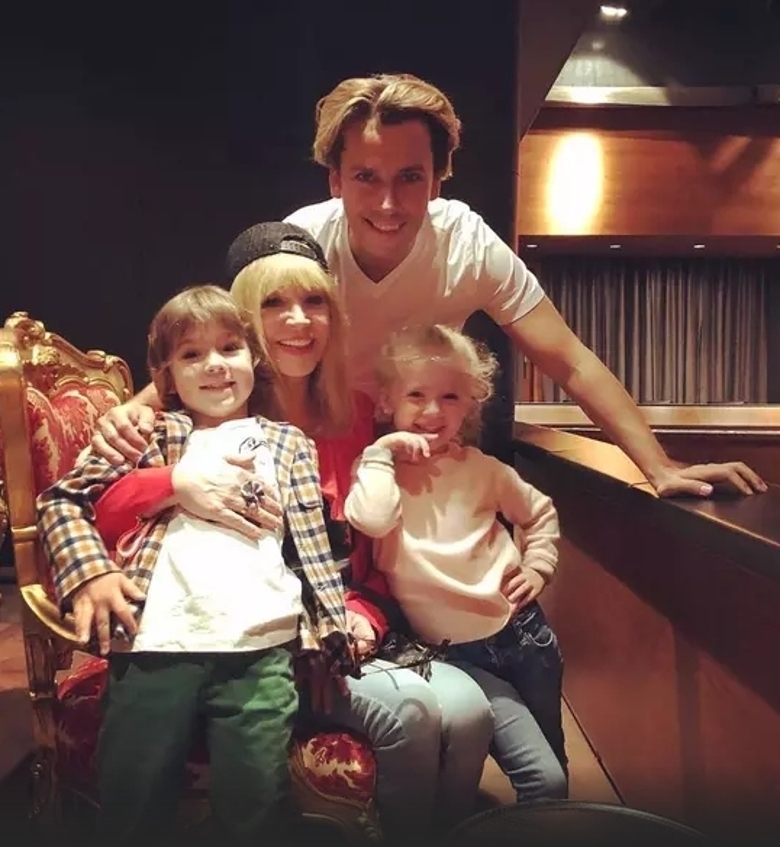 Алла Пугачева и Максим Галкин с детьми