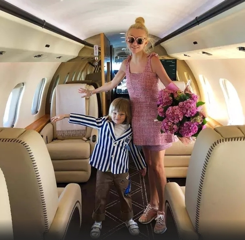 Яна Рудковская с сыном Сашей