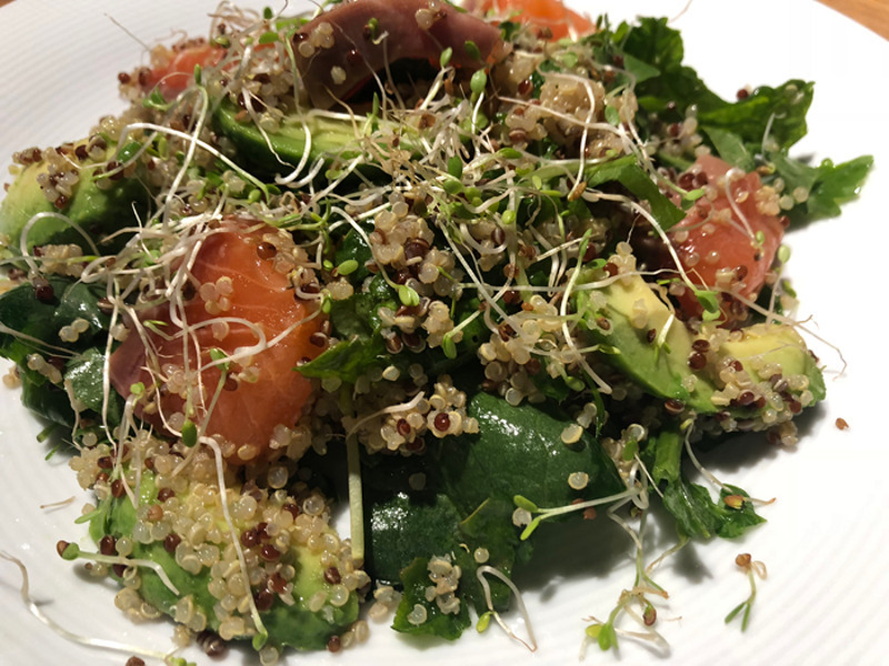 Салат с лососем и киноа