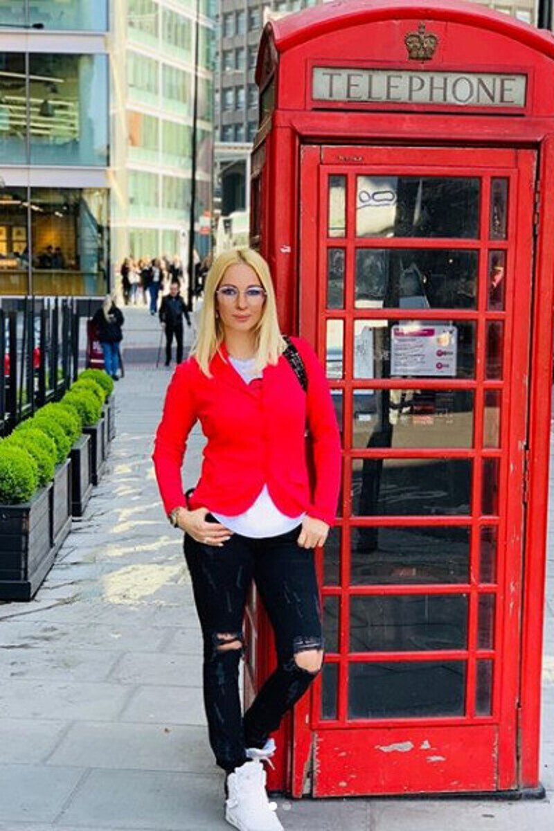 У ведущей заметен животик