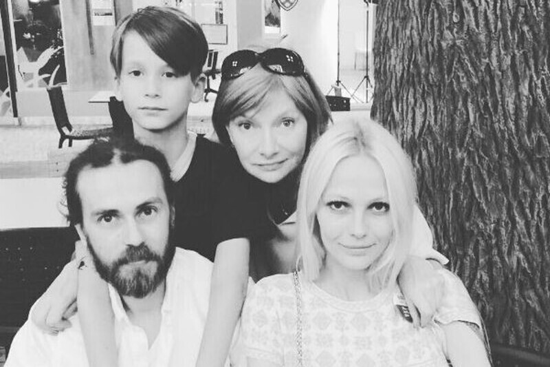 Децл с семьей