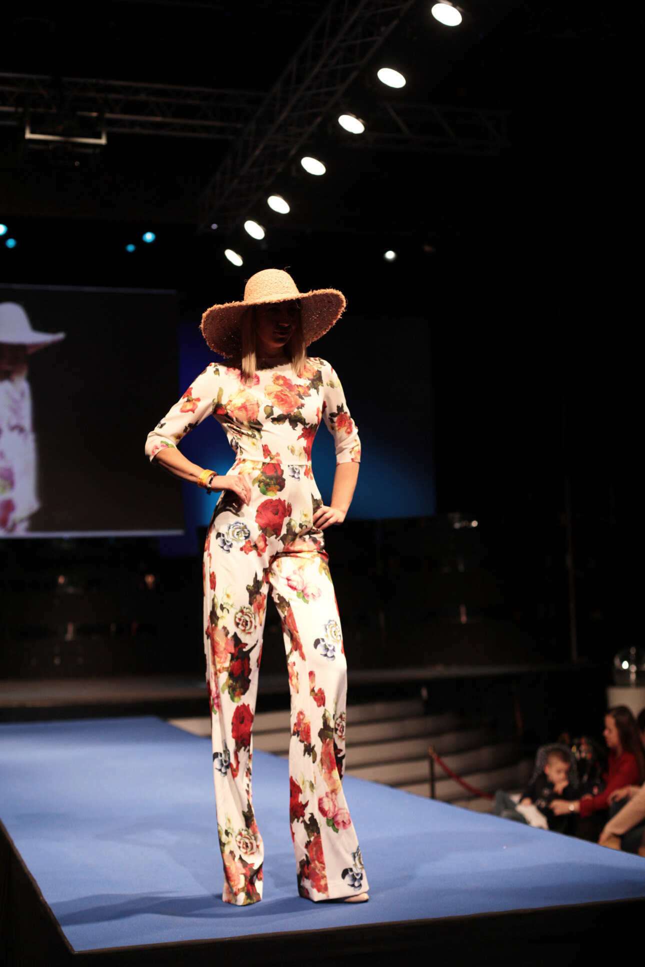 комбинезоны и брючные костюмы являются фирменным стилем Аники вот уже много лет