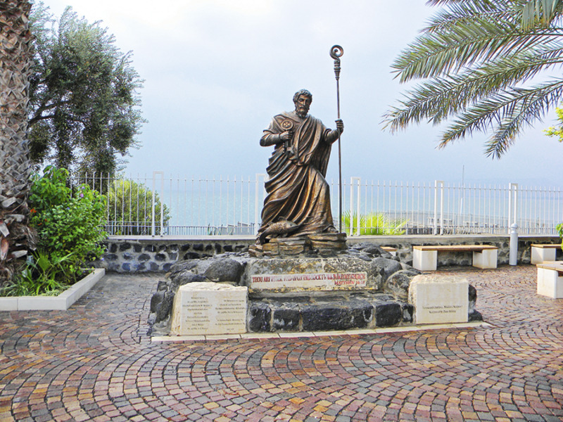 В Капернауме нашел приют изгнанный из Назарета Христос и здесь обрел своих сподвижников. Статуя святого Петра – первое, что замечаешь при въезде в город