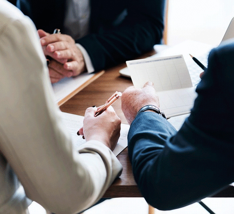 каким бы важным не было мероприятие, назойливая женщина достанет мужа и там