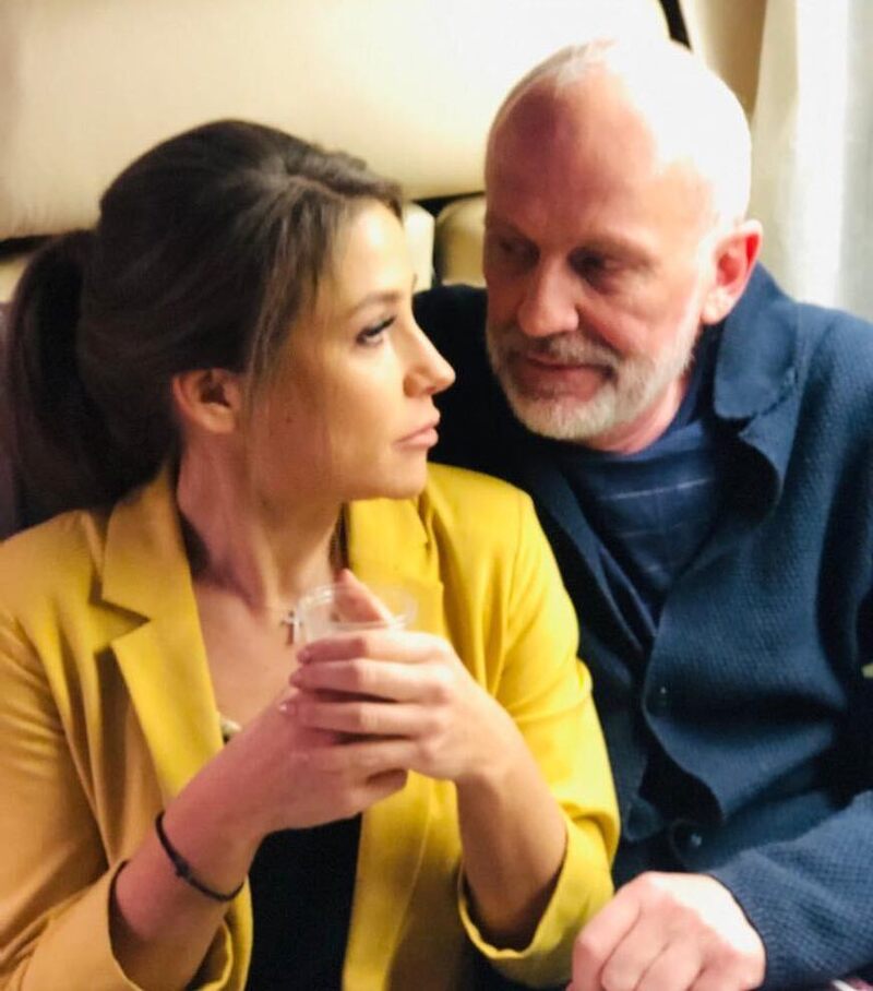 Ведущим приписывают роман