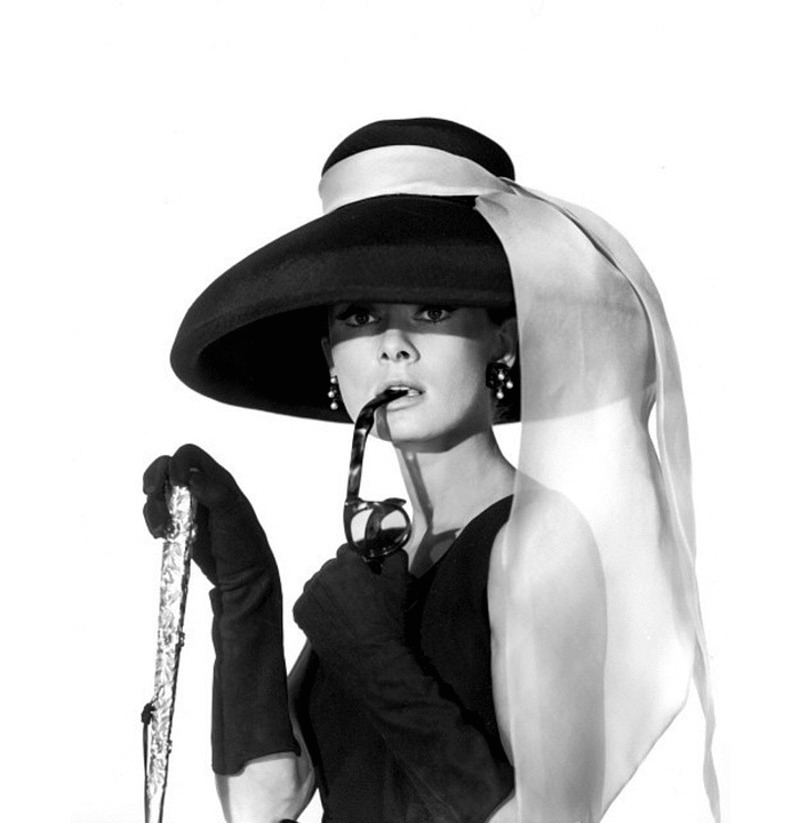 девушка ввела в моду широкополые шляпы и круглые очки