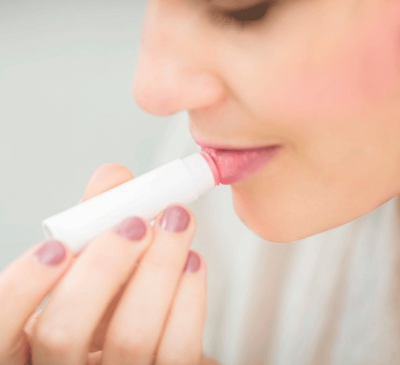 обязательно увлажняйте губы