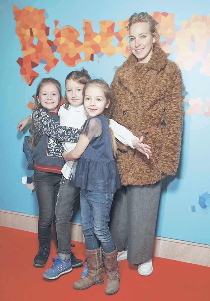 Мария Шалаева вывела в свет дочь Евдокию (в центре) и ее подружек