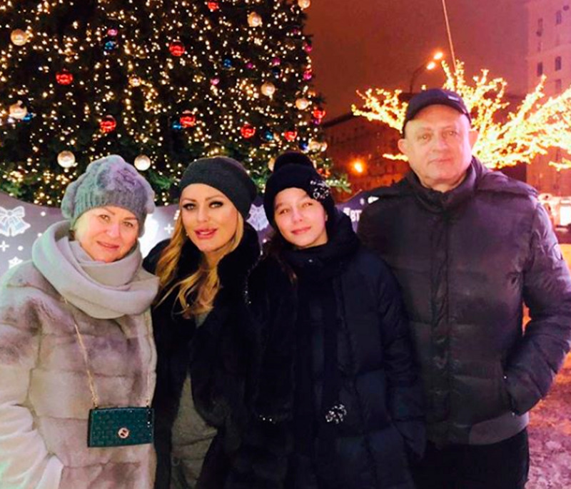 Юлия Началова с родителями и дочкой Верой. Таисия и Виктор Началовы учатся жить заново без дочери, и внучка стала их единственной радостью. Сейчас девочка живет у бабушки и дедушки