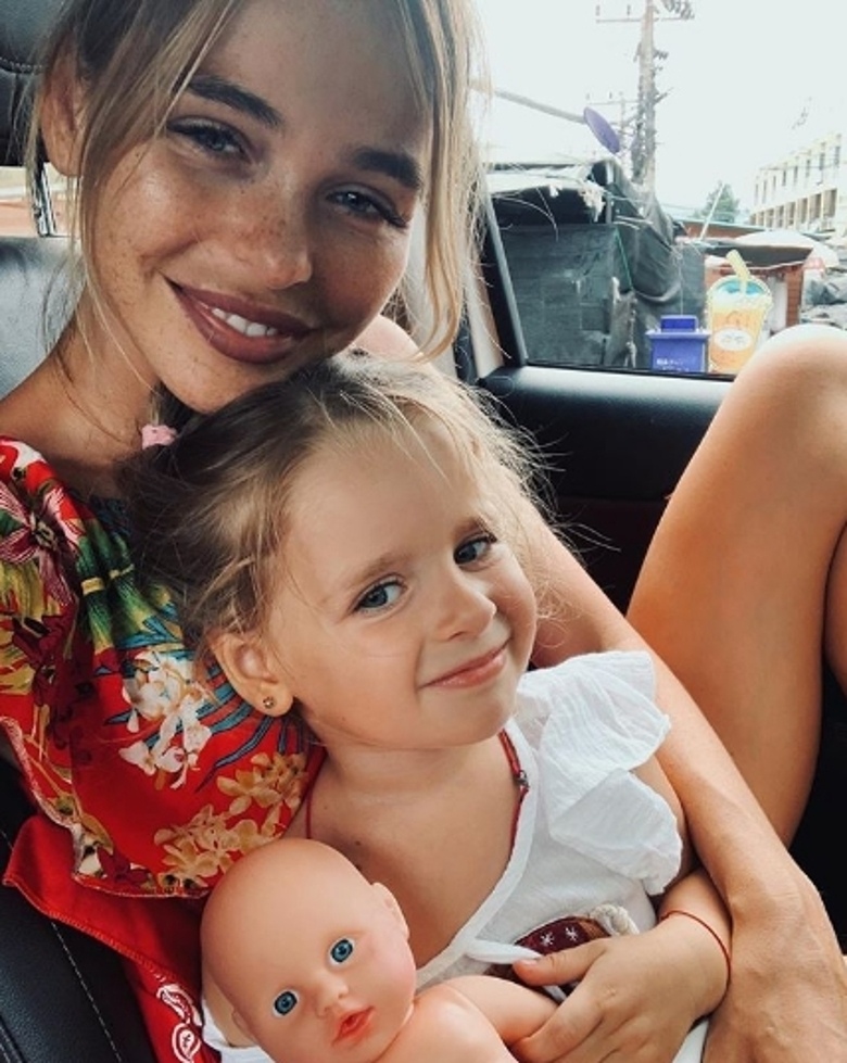 Анна Хилькевич со старшей дочкой