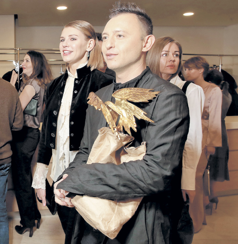 Ко всем музыкальным наградам лидера группы «Звери» теперь добавилась и кинематографическая — «Открытие года» за роль в фильме «Лето». Смущенный Рома Зверь явно не знал, что делать с трофеем, и поместил его в большой бумажный пакет