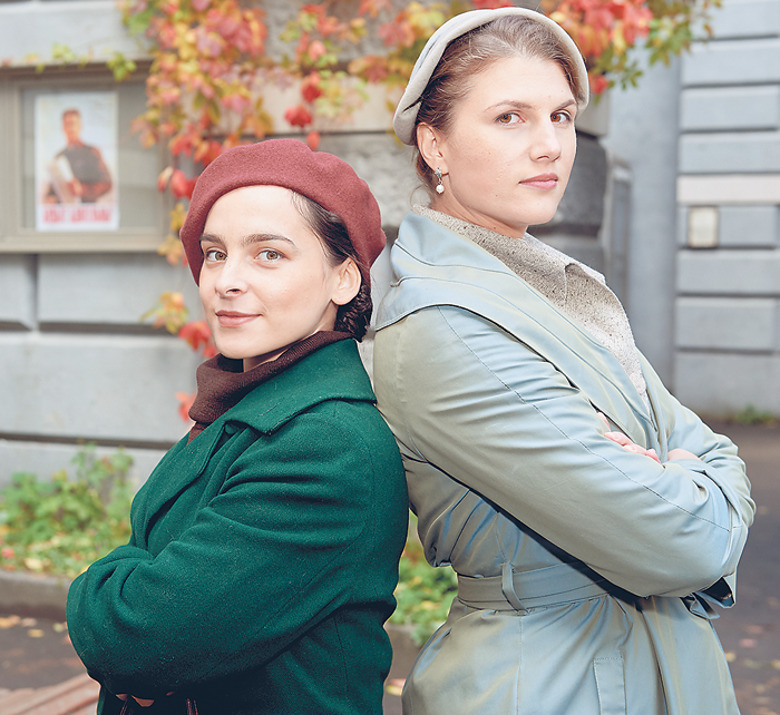 Марьяна Спивак — левша, но для съемок ей пришлось научиться писать правой рукой. В пятидесятых представить себе педагога-левшу было очень трудно