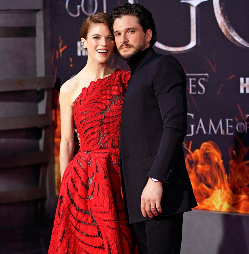 Любопытно, что в итоге Харингтон действительно женился на коллеге по сериалу, но другой - актрисе Роуз Лесли