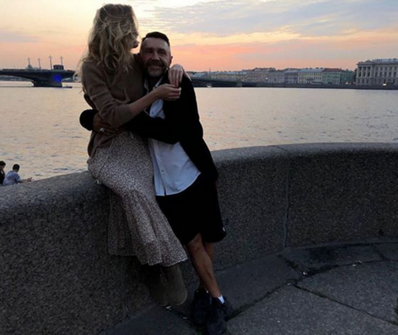 В прессе не первый раз появляется информация о том, что молодая супруга Шнура пока не спешит становиться матерью