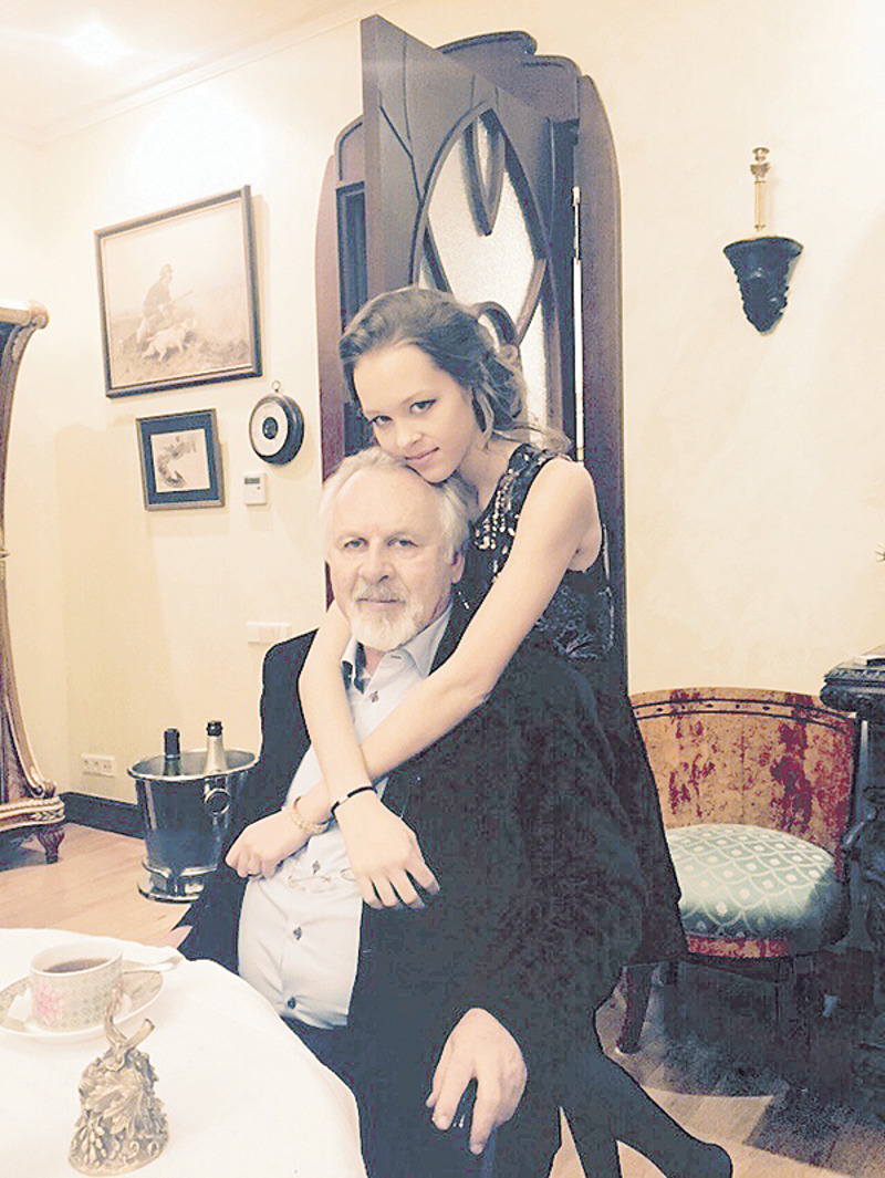 Ксения и ее отец Павел Николаевич Гусев родились в один день — 4 апреля, — но с разницей в пятьдесят лет. Между папой и дочкой сложились прекрасные отношения, а мудрые советы отца, по словам Ксении, оказались очень полезны в жизни