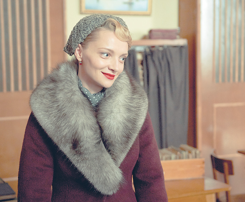 Екатерина Вилкова в жизни выглядит весьма современной девушкой. Однако гримеры и костюмеры создали для нее прекрасный образ из пятидесятых