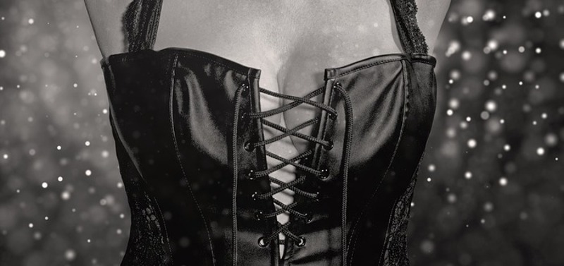 глубокий вырез требует особенного белья