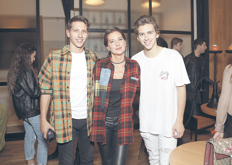 Сыновья Елены еще довольно молоды, но уже являются опытными артистами