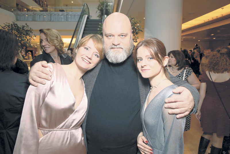 Режиссера Алексея Федорченко, картина которого «Война Анны» стала «Лучшим игровым фильмом», поздравили с победой актрисы Наталья Кудряшова (слева) и Ксения Суркова