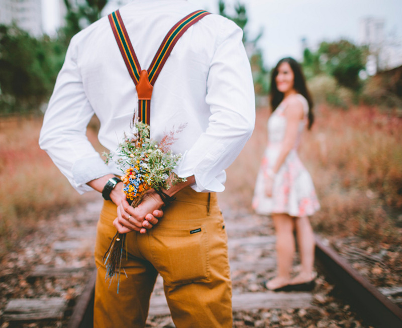 Чем ярче мужчина одевается, тем больше внимания ему необходимо - и не только от вас