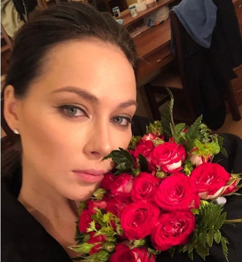 НАСТАСЬЯ САМБУРСКАЯ