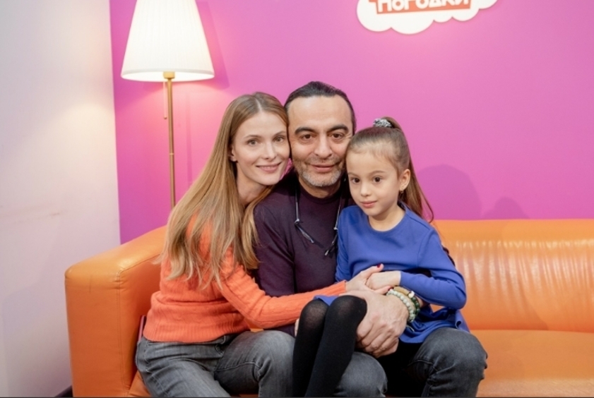 Светлана Иванова и режиссер Джаник Файзиев вместе с дочкой Полиной