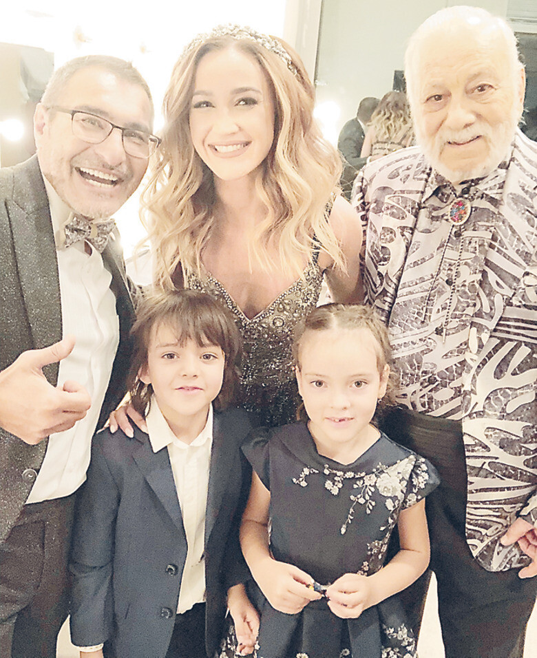 Дети Филиппа Киркорова прибыли на церемонию в сопровождении дедушки Бедроса, чтобы получить награду за папу, который не смог вырваться с гастролей. Алла-Виктория и Мартин очаровали не только публику, но и звезд за кулисами. В том числе Ольгу Бузову