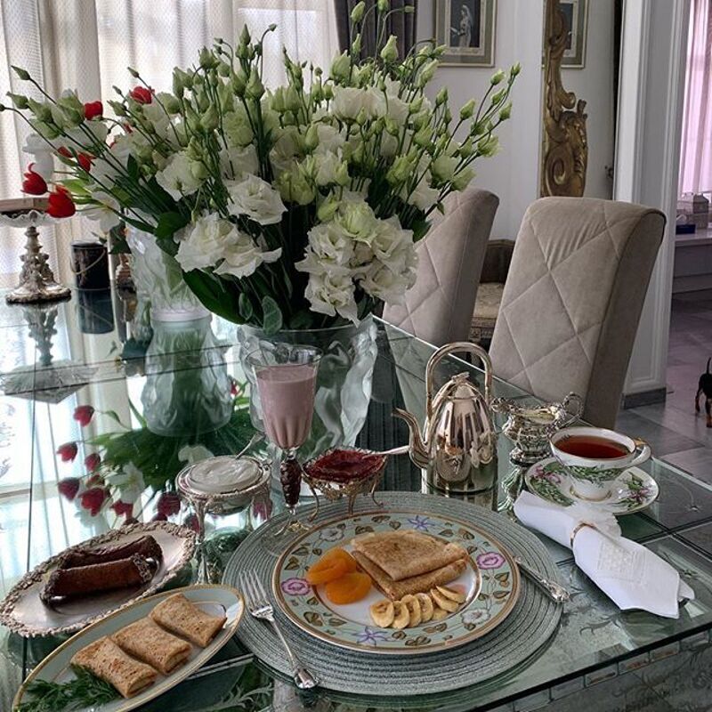 Яна красиво подает даже блины