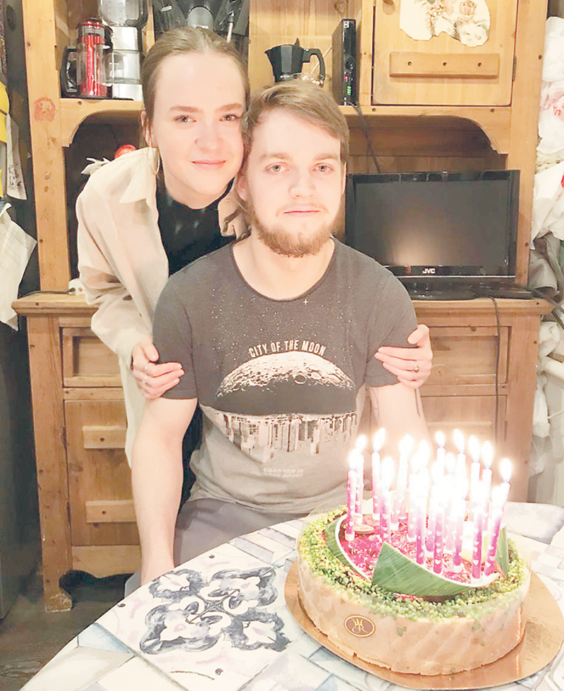 В браке с Александром Яцко актриса родила сына и дочь. Дети Елены, как и мама, намерены связать свою жизнь с творчеством