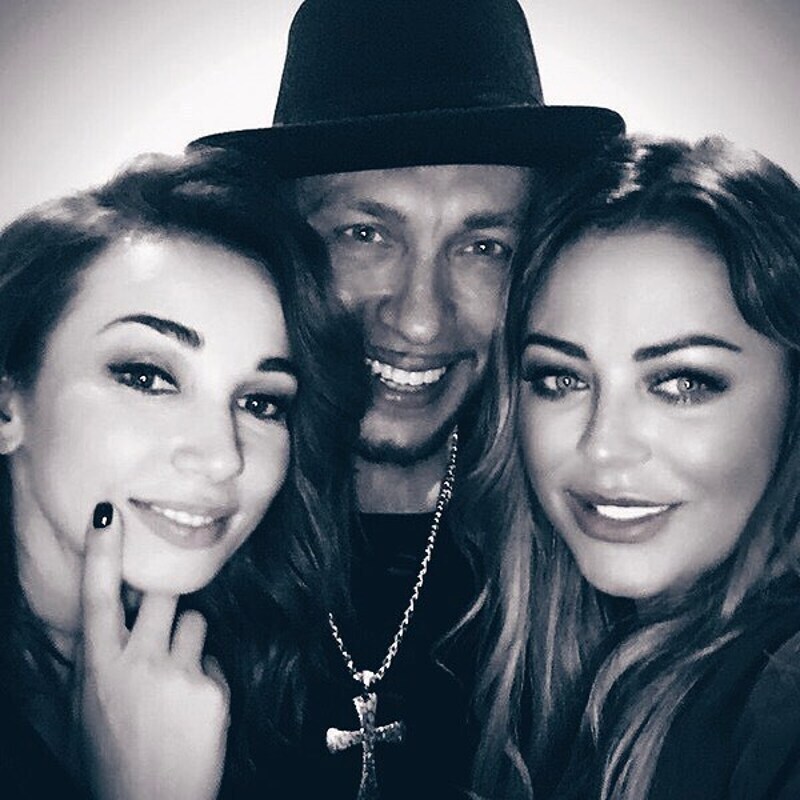 Анфиса и Юля отдыхали в караоке