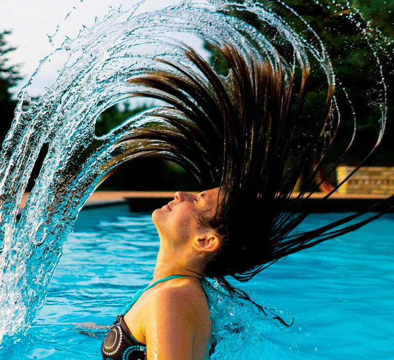 смочите волосы в душе, прежде чем зайти в сам бассейн