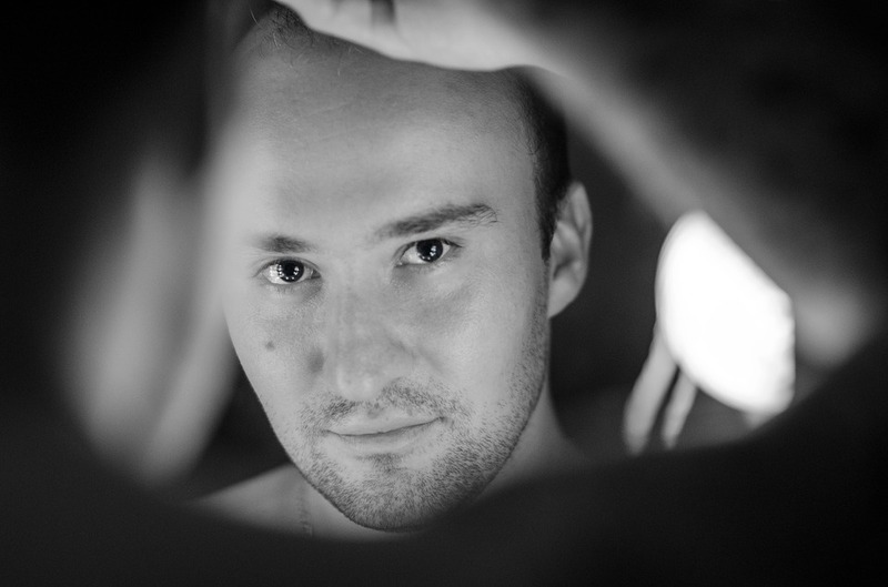 нарцисс попытается изолировать вас от окружающего мира